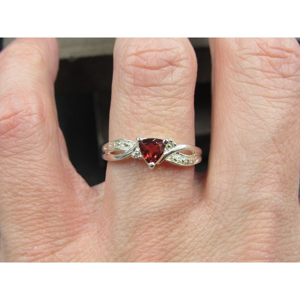 Size 7 Sterling Silver Trillion Cute Garnet Rustic Band Ring